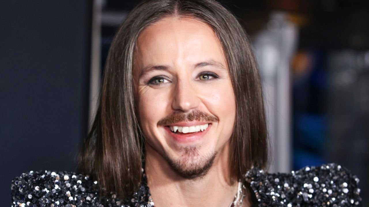 Michał Szpak otworzył sklep. Można kupić tęczowe skarpetki i notes za 150 zł