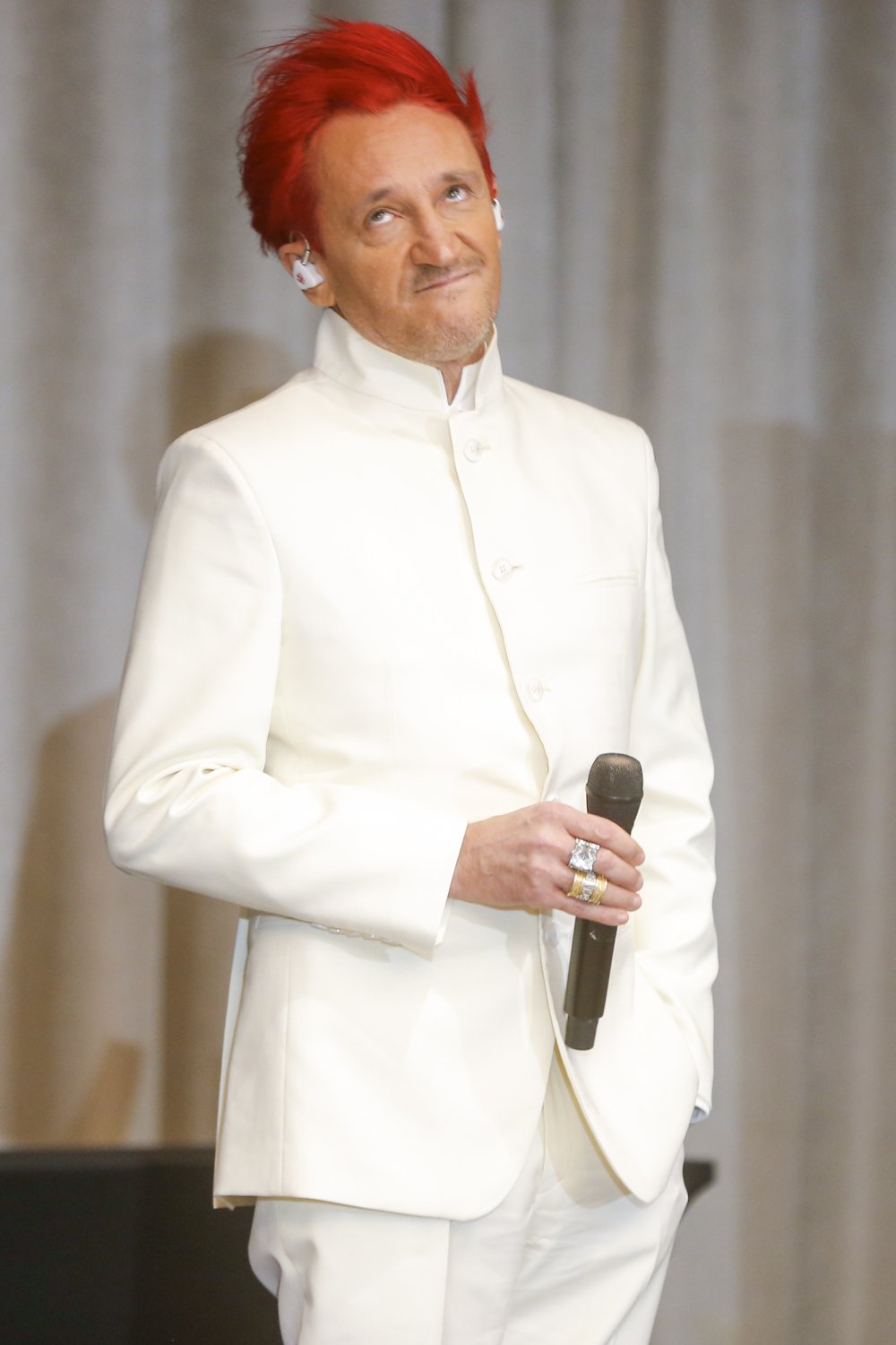 Michał Wiśniewski w białym garniturze