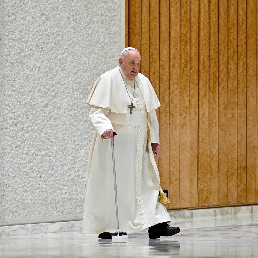 papiez-franciszek idzie o lasce