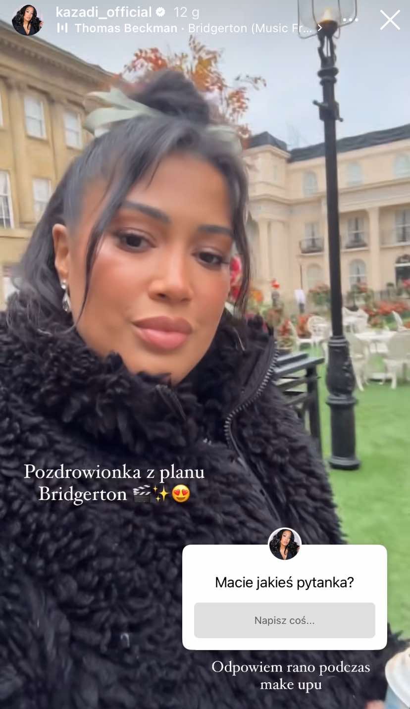 Patricia Kazadi na planie serialu "Bridgertonowie"