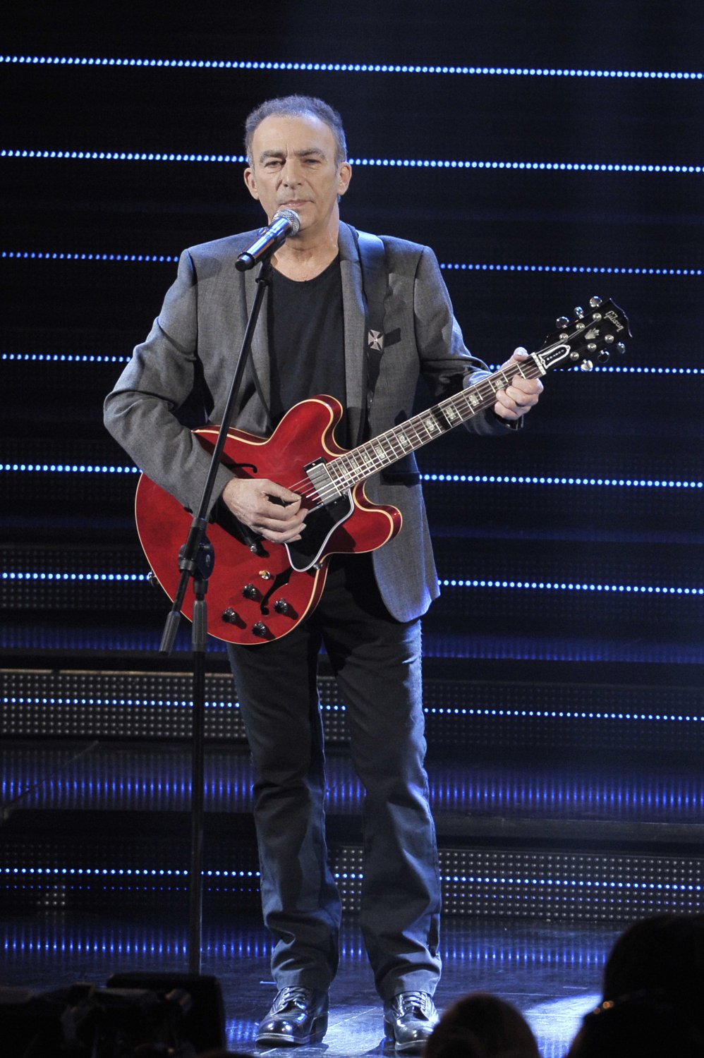 Seweryn Krajewski z gitarą