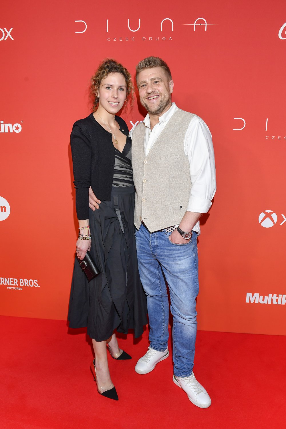 Tomasz Jakubiak w beżowej marynarce obok żony