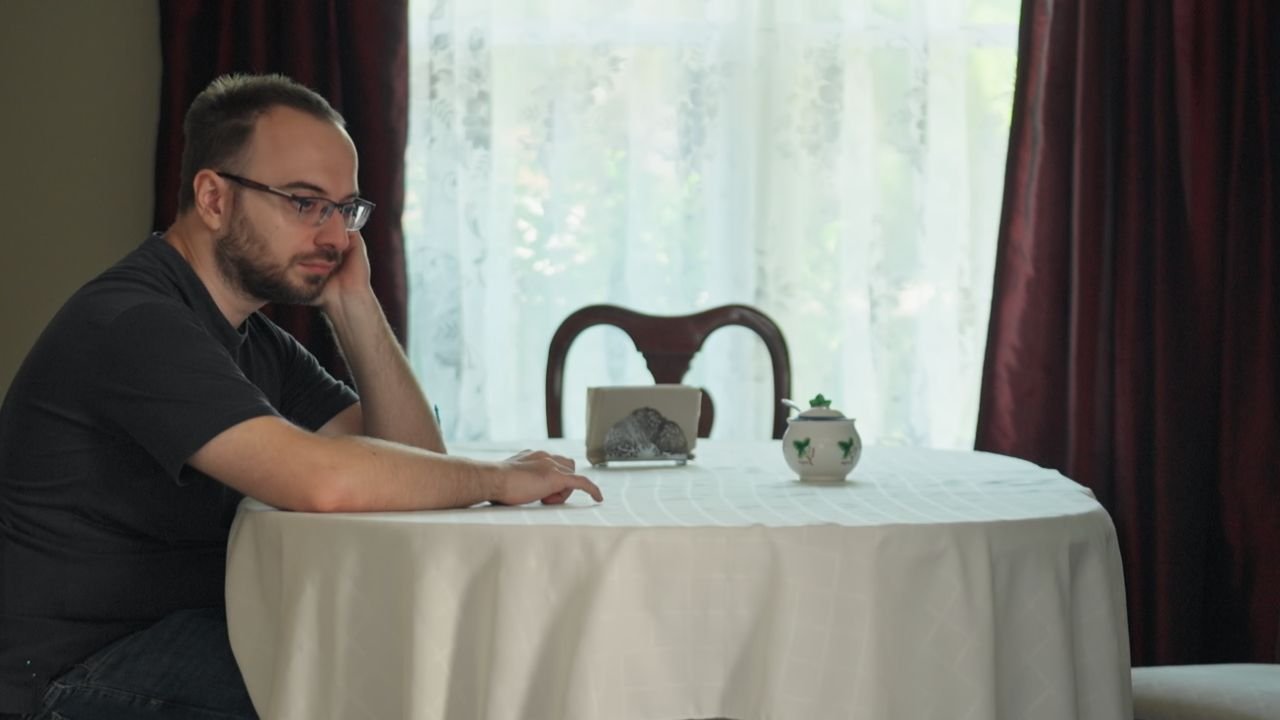 Sebastian sam siedzi przy stoliku