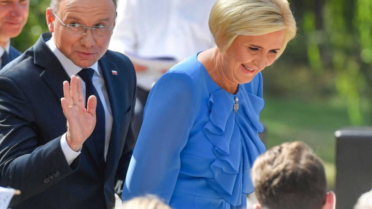 Agata od Andrzeja kroczy dumnie niczym Batman. Na zagraniczną wyprawę wskoczyła w długi płaszcz smagany wiatrem