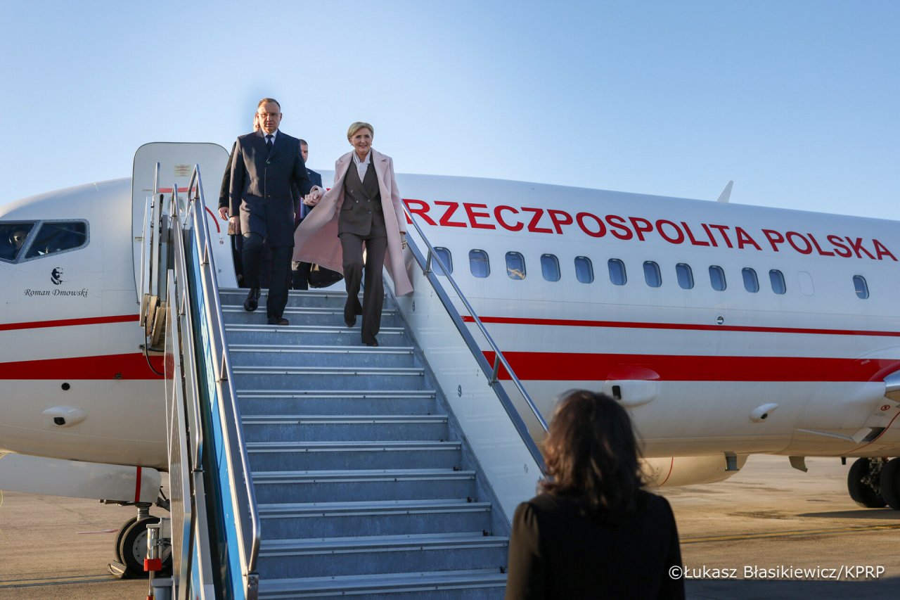 Agata Duda i Andrzej Duda wychodzą z samolotu