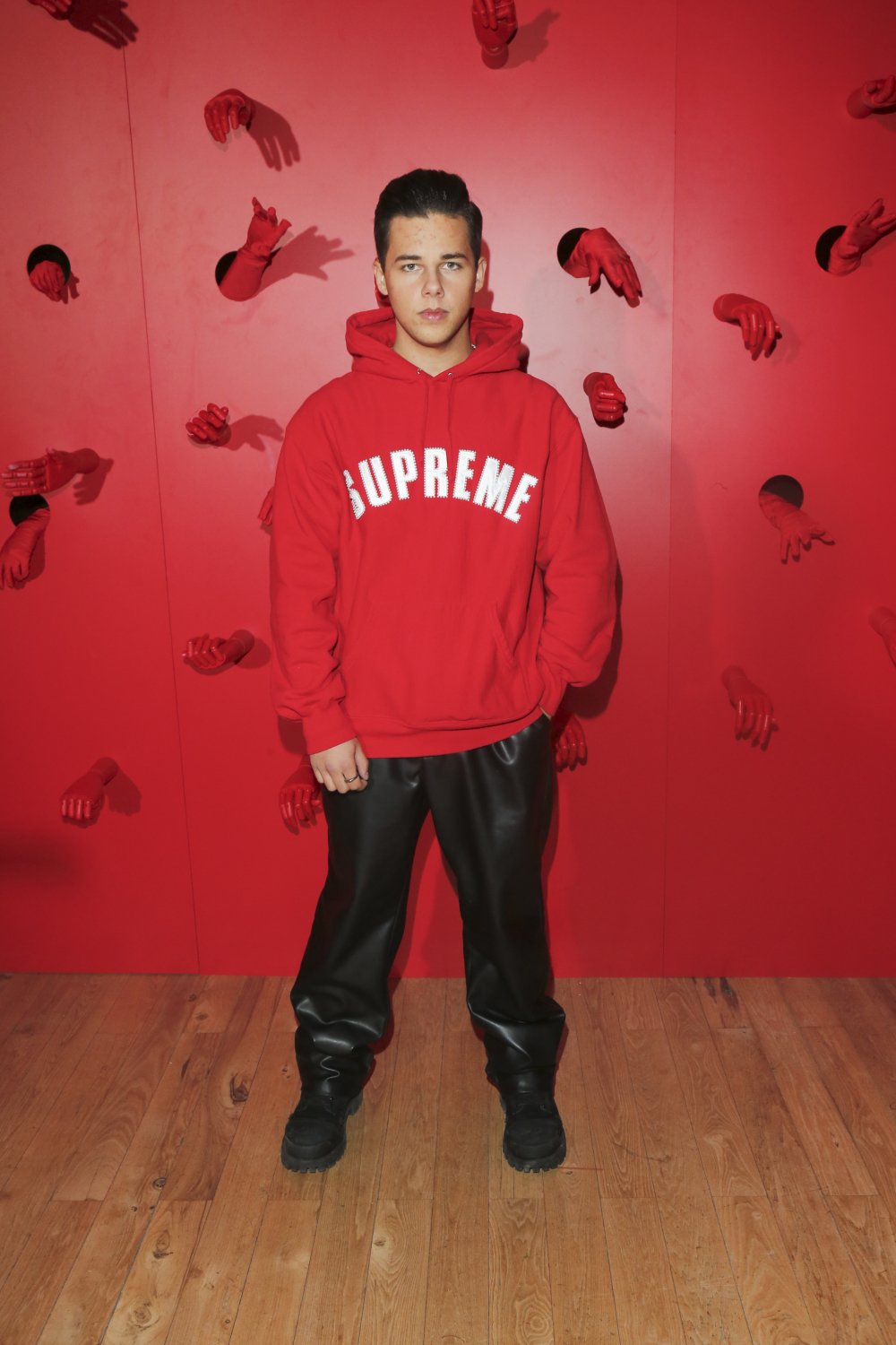 Allan Enso w czerwonej bluzie i czarnych spodniach