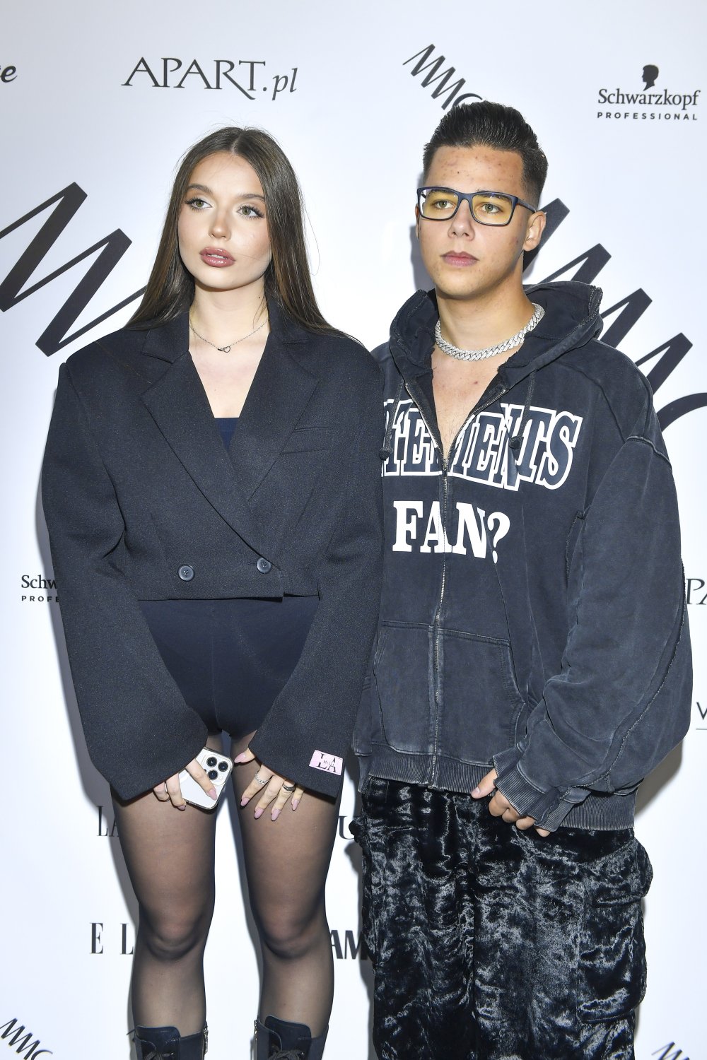 Kuba Wojewódzki w bluzie obok Nicol Pniewski