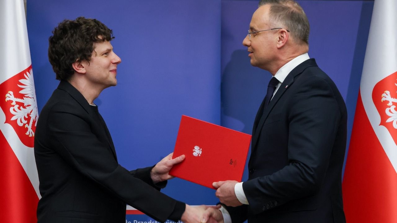 andrzej-duda-jesse-eisenberg podają sobie dłonie