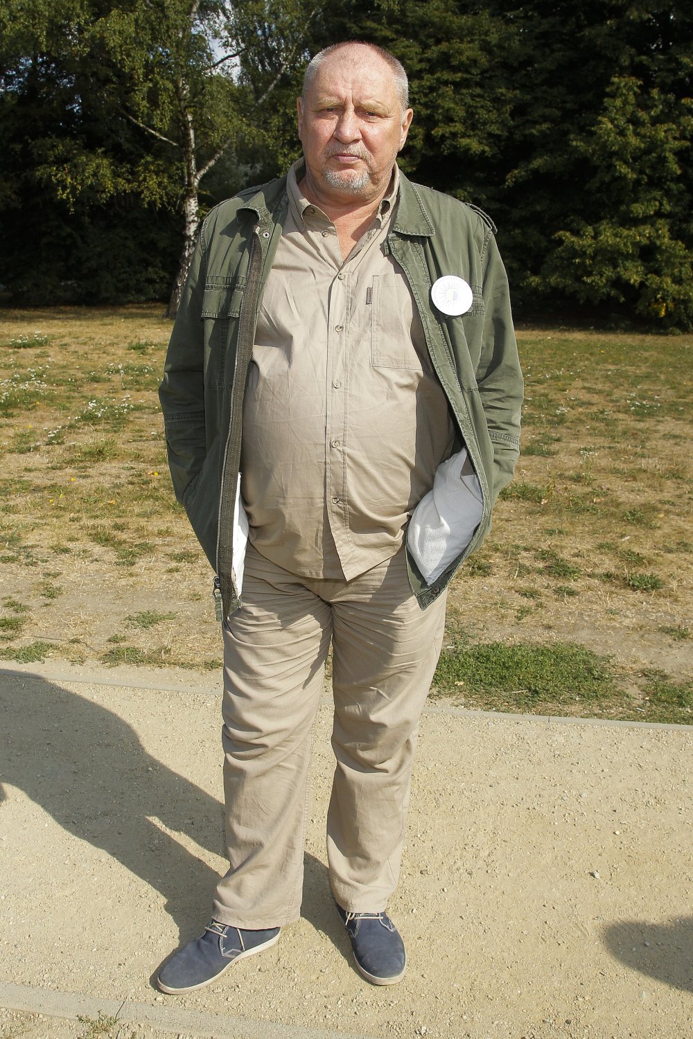Andrzej Grabowski stoi i pozuje