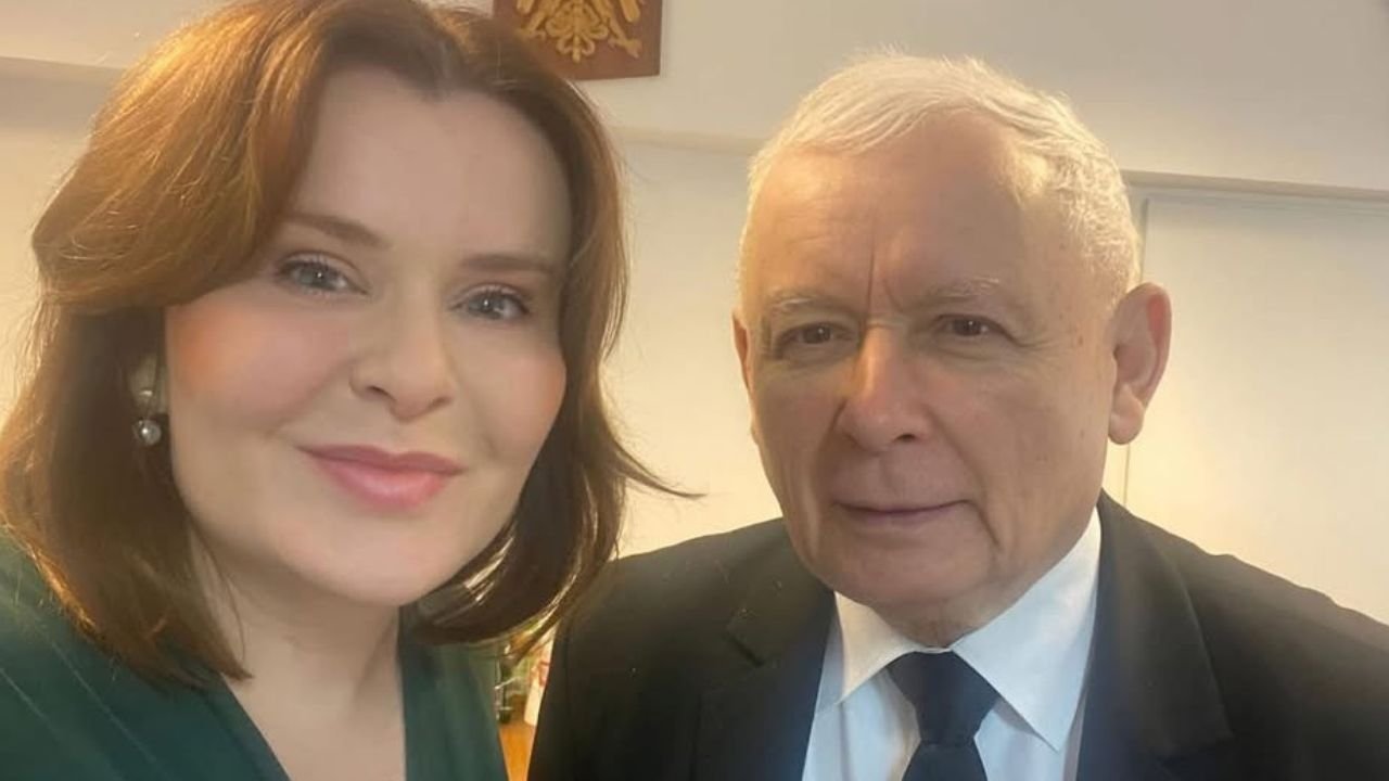 Anna od Jarosława podkreśliła to i owo w czerwonym kompleciku. Szła chodniczkiem jak modelka po wybiegu