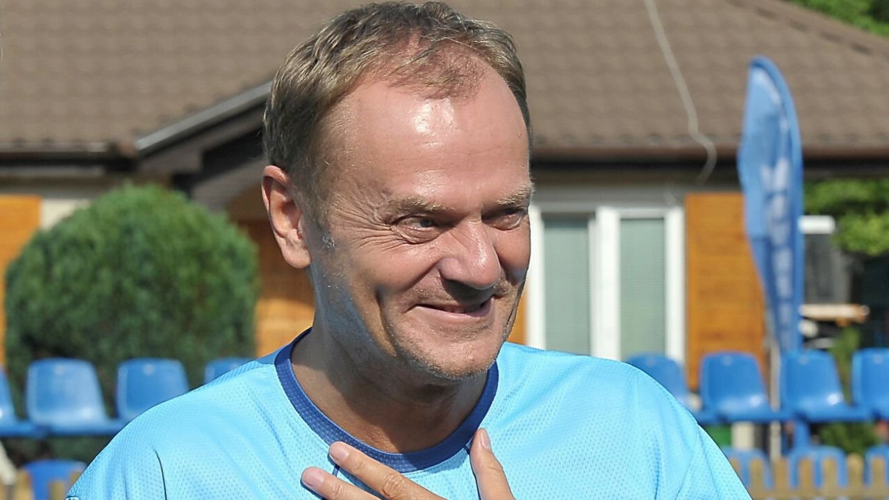 Donaldinho poszedł na mecz incognito. Gola nie strzelił, ale założył hitową i drogą czapeczkę [memy]