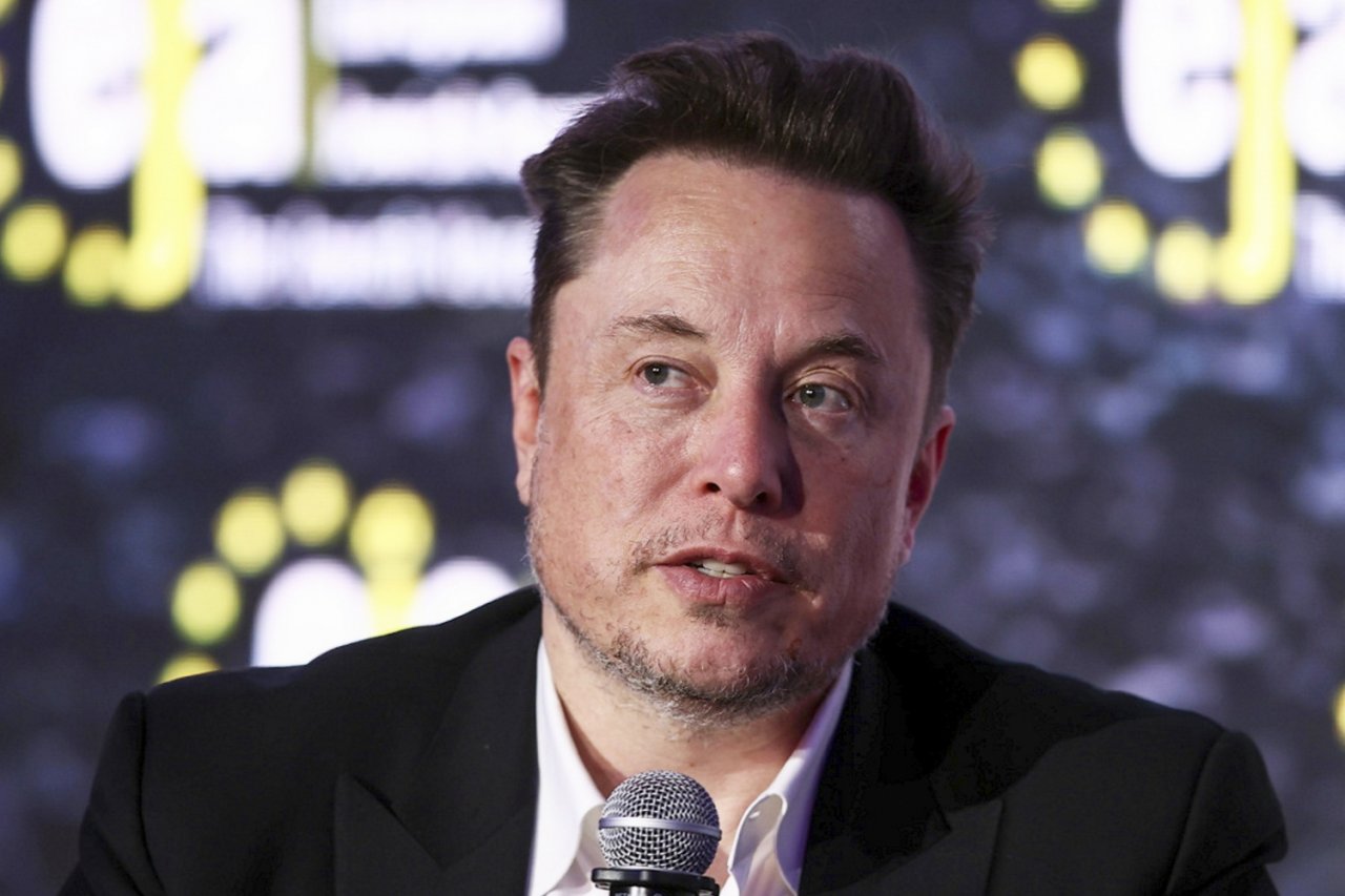 Elon Musk w marynarce