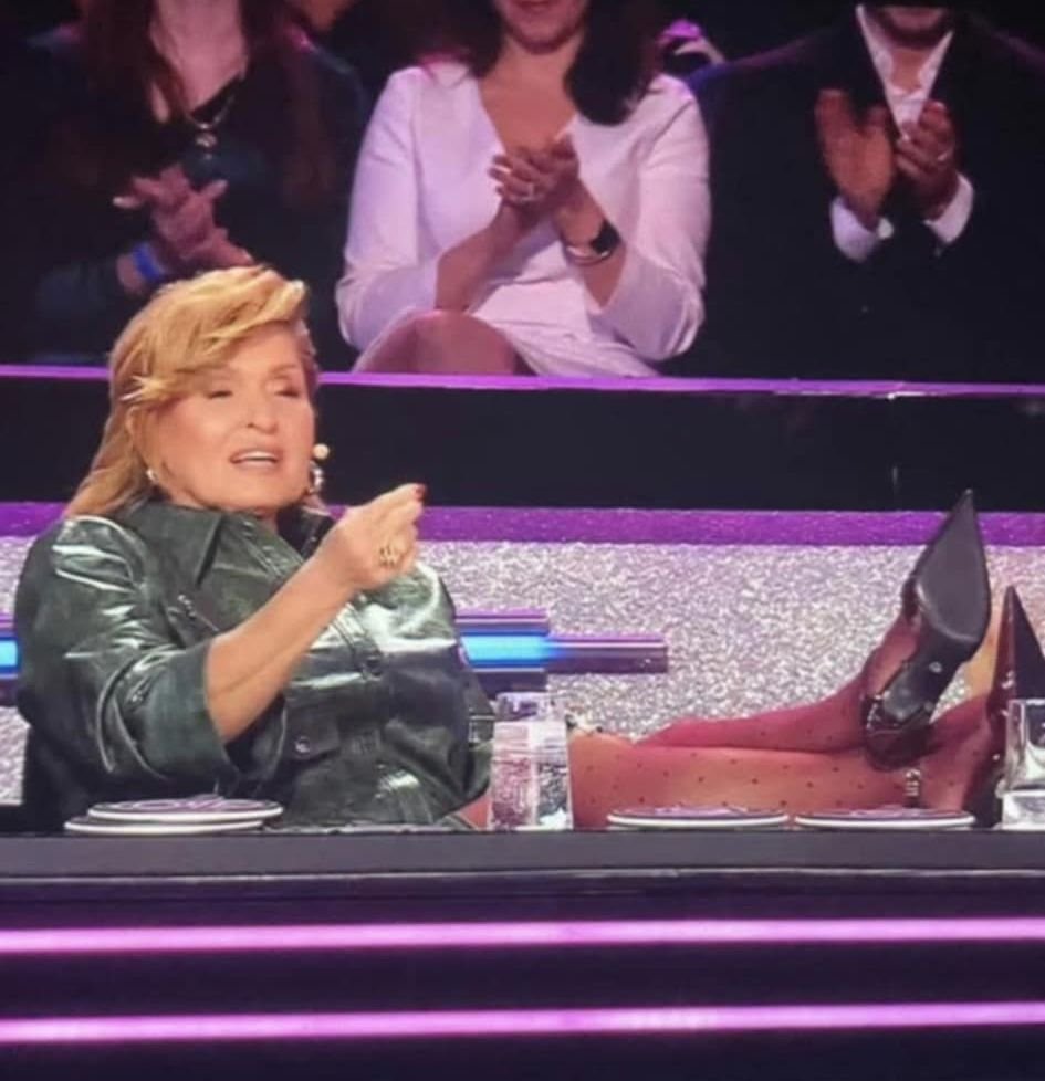 Ewa Kasprzyz nogami na stole