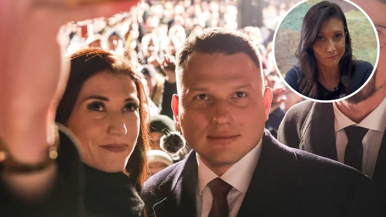Piękna Ewa szeroko się uśmiecha i wdzięczy w mega modnym płaszczyku, który podkreślił atuty jej sylwetki
