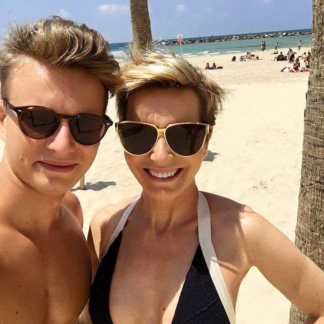 Franciszek Kurzajewski i Paulina Smaszcz na plaży