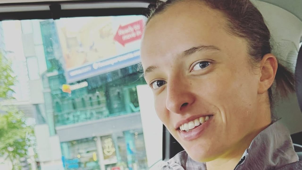 Elegancka Iga Świątek zapozowała na ściance. Podkreśliła sylwetkę w topie i modnej marynarce