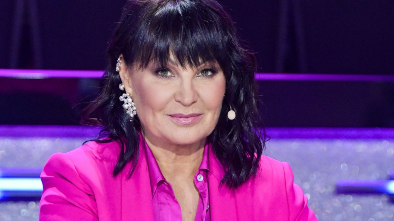 Iwona Pavlović oceniała roztańczone gwiazdy w modnej magencie. Nie do wiary, co jeszcze w tym odcieniu skrywała pod blatem