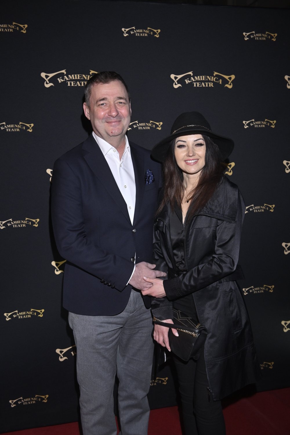 Jacek Rozenek i Maria Samuel na ściance w teatrze
