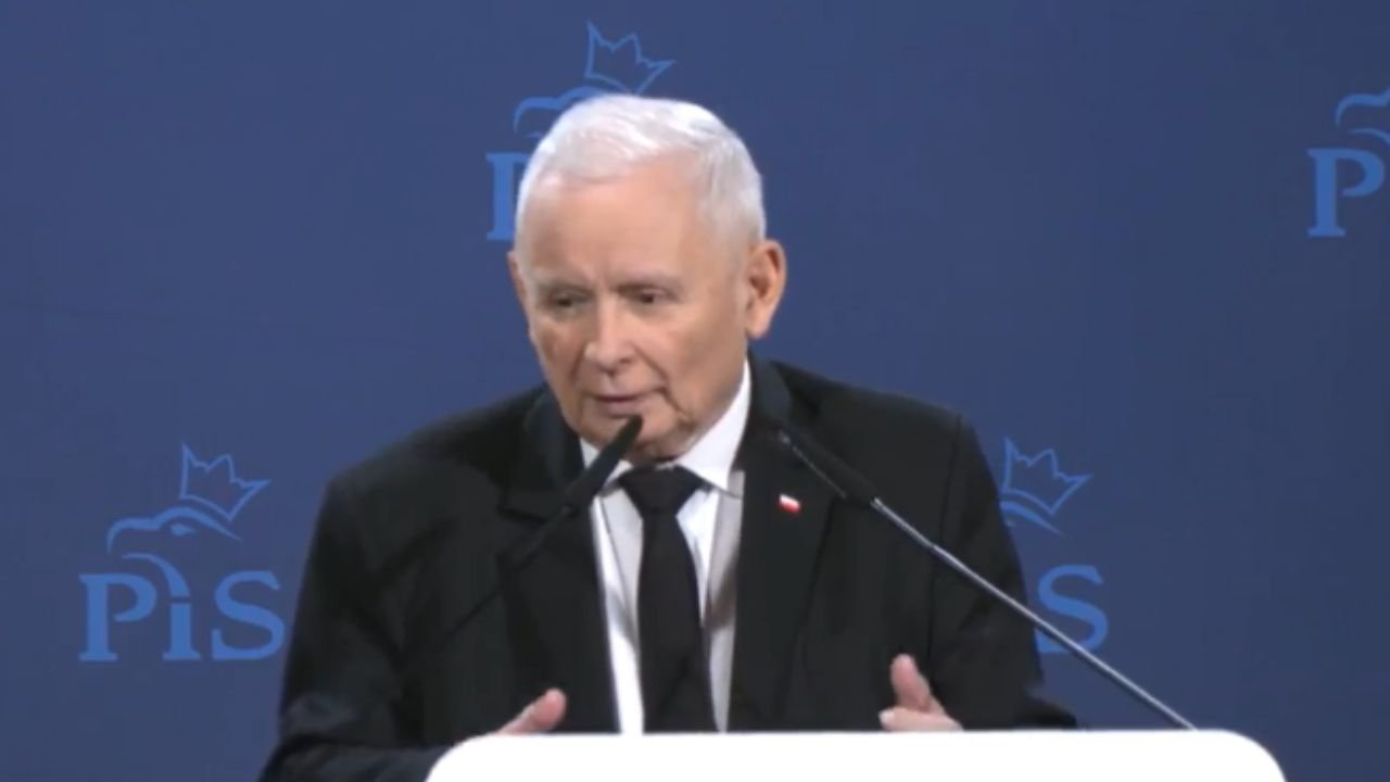 Senior Jarek zaliczał wpadkę za wpadką na przemówieniu: "Człowiek stary i się myli" - podsumował sam siebie [wideo]