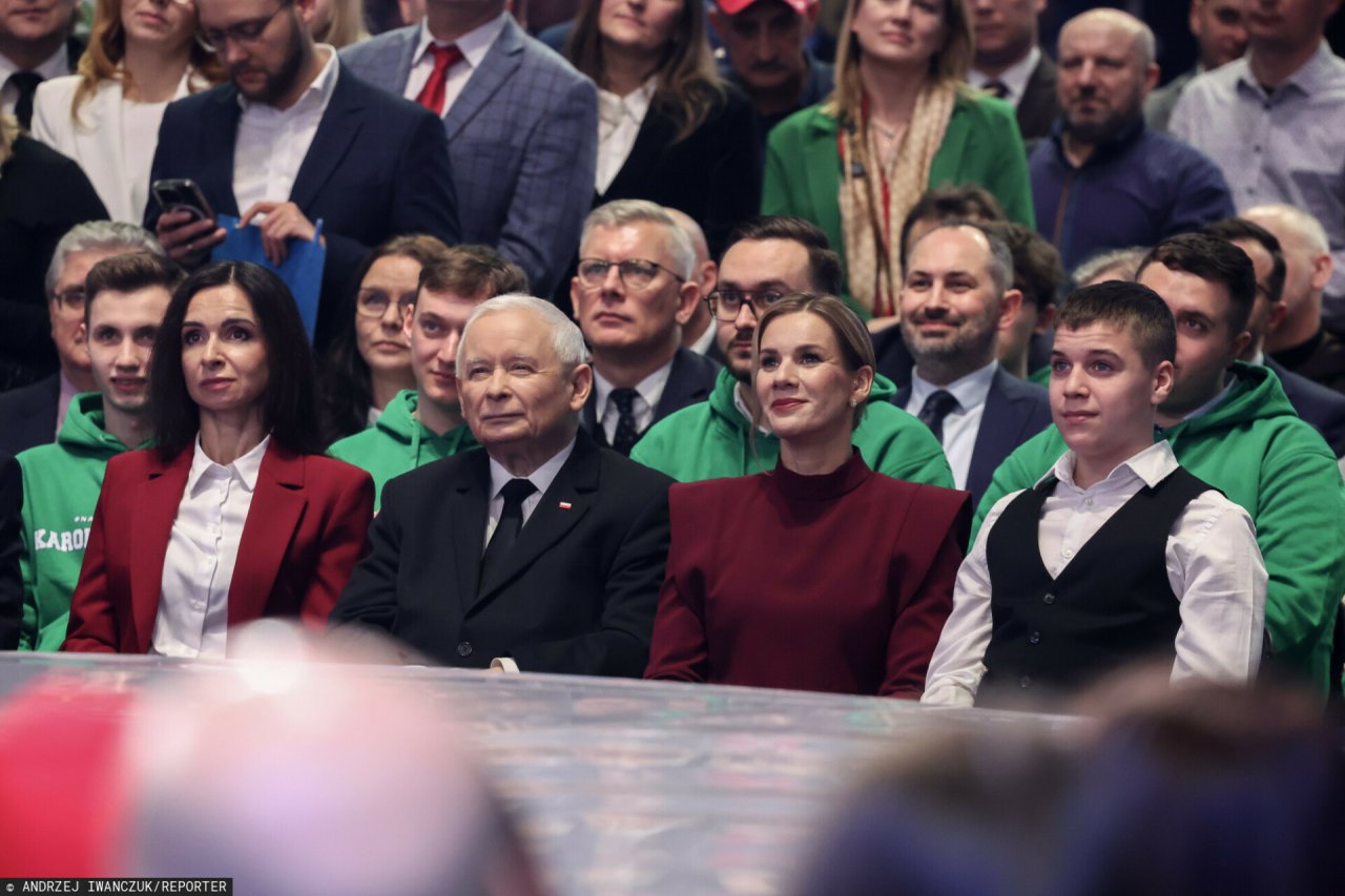 Marta Kaczyńska, Jarosław Kaczyński, Marta Nawrocka siedzą obok siebie