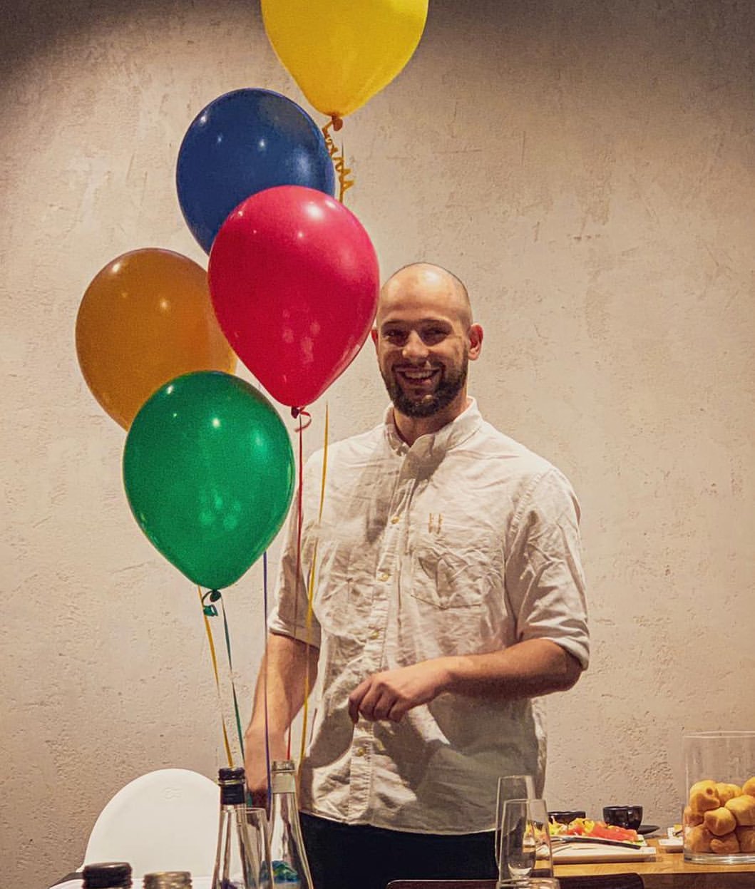 Maciej Pela z kolorowymi balonami