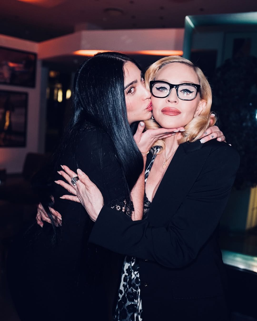 Madonna w czarnej marynarce i okularach