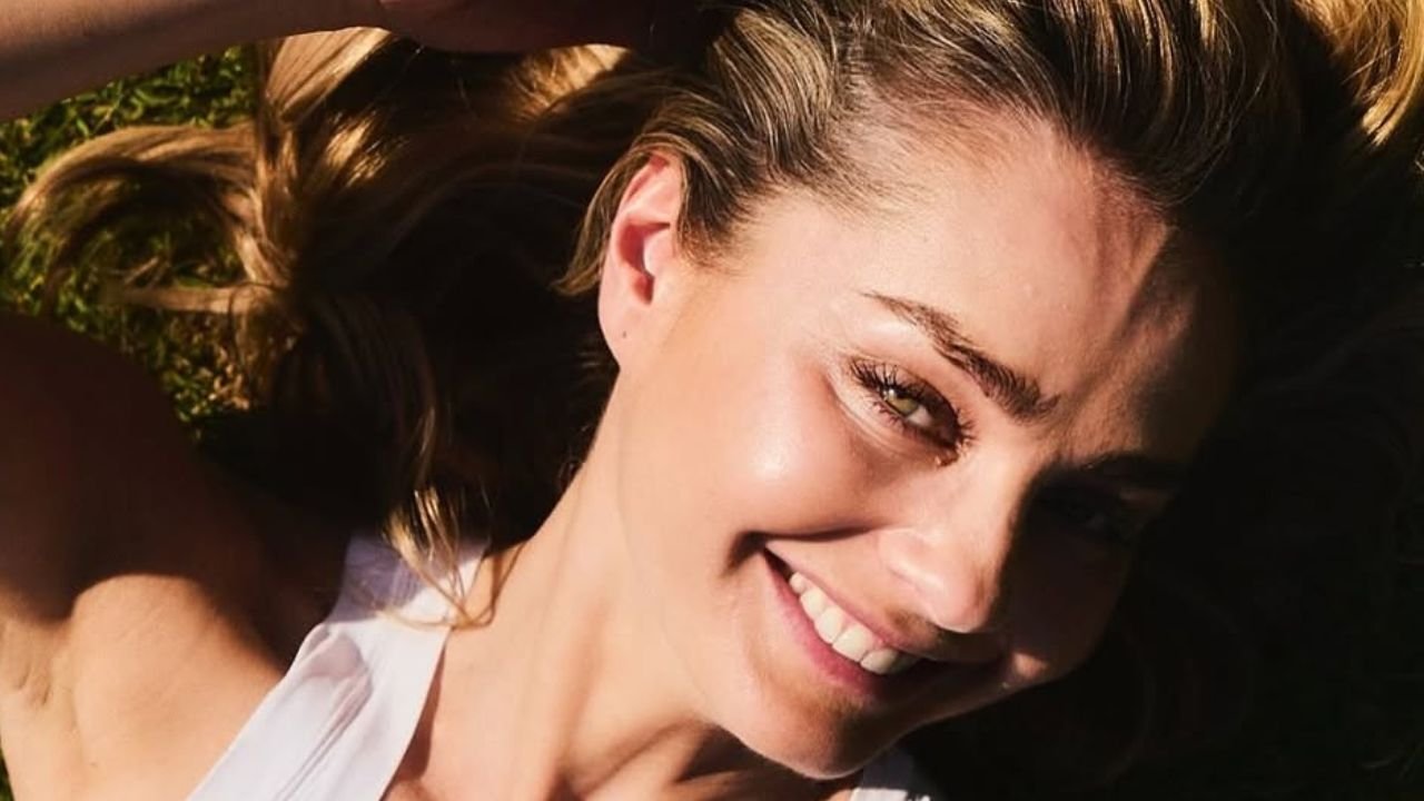Małgorzata Socha odsłoniła nogi do nieba. Wyleguje się na plaży podczas rajskich wakacji
