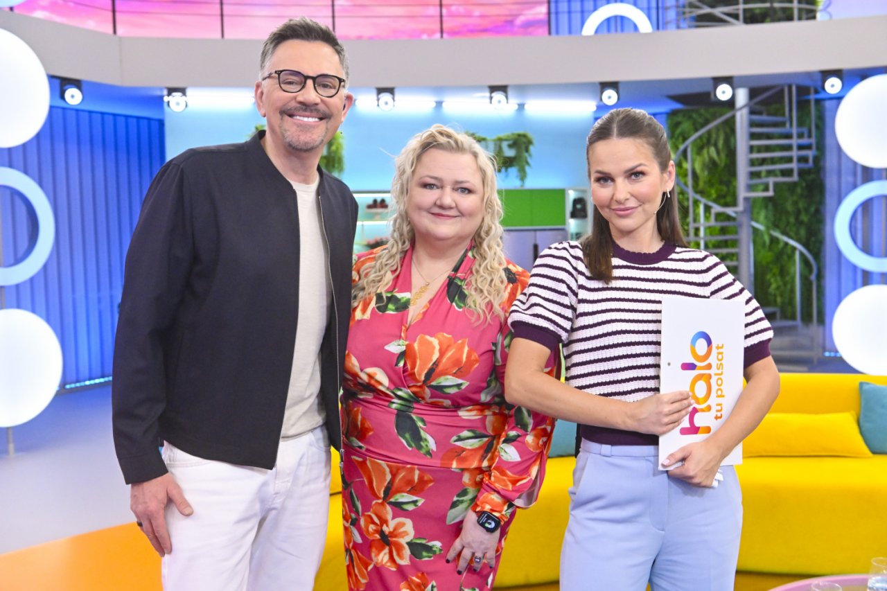 Manuela Michalak w różowej sukience w kwiaty,. między Krzysztofem Ibiszek w białych spodniach i czarnej bluzie, i Pauliną Sykut-Jeżyną w jeansach i bluzce w czarno-białe paski