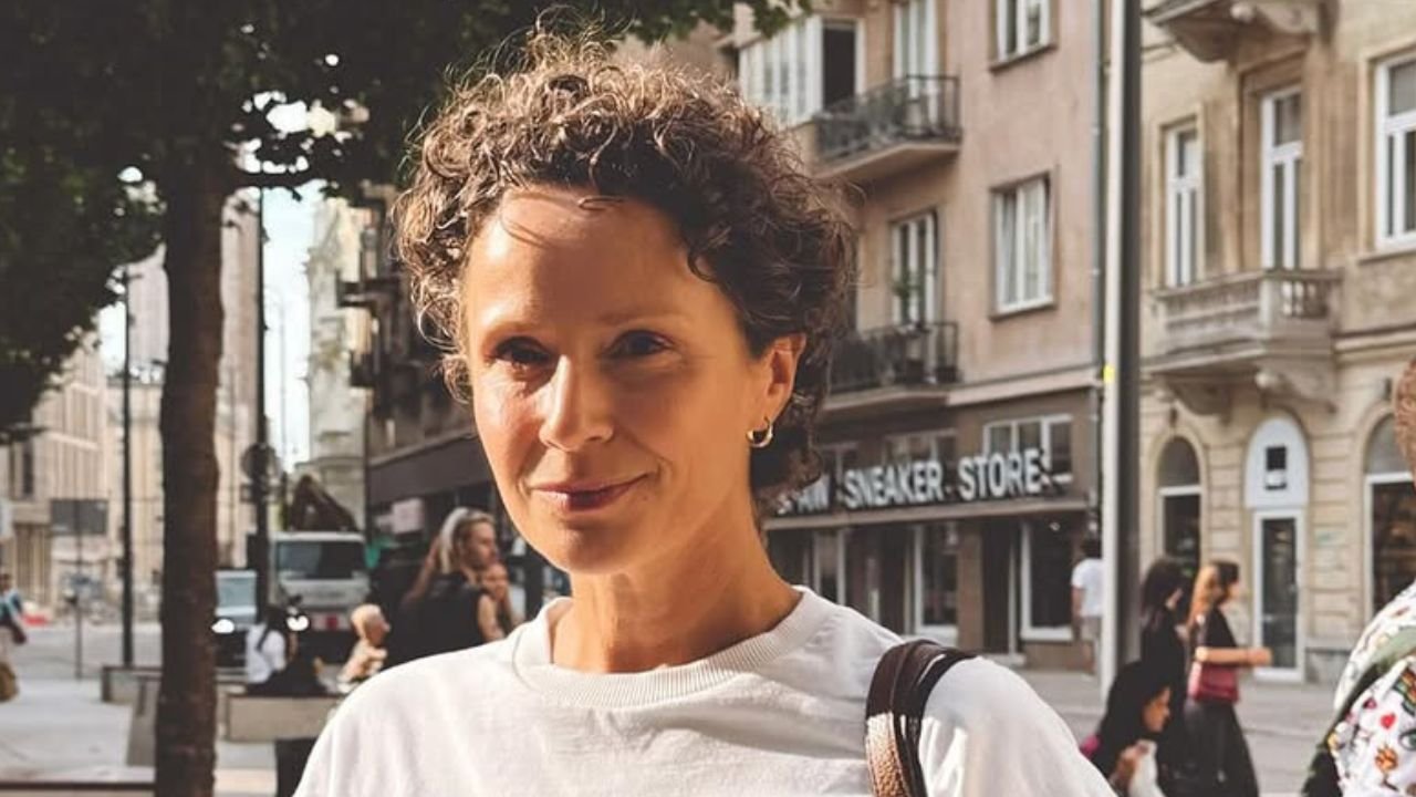 Monika Mrozowska wdzięczy się w basenie i eksponuje zgrabną sylwetkę w kusym stroju. Fani pod wrażeniem