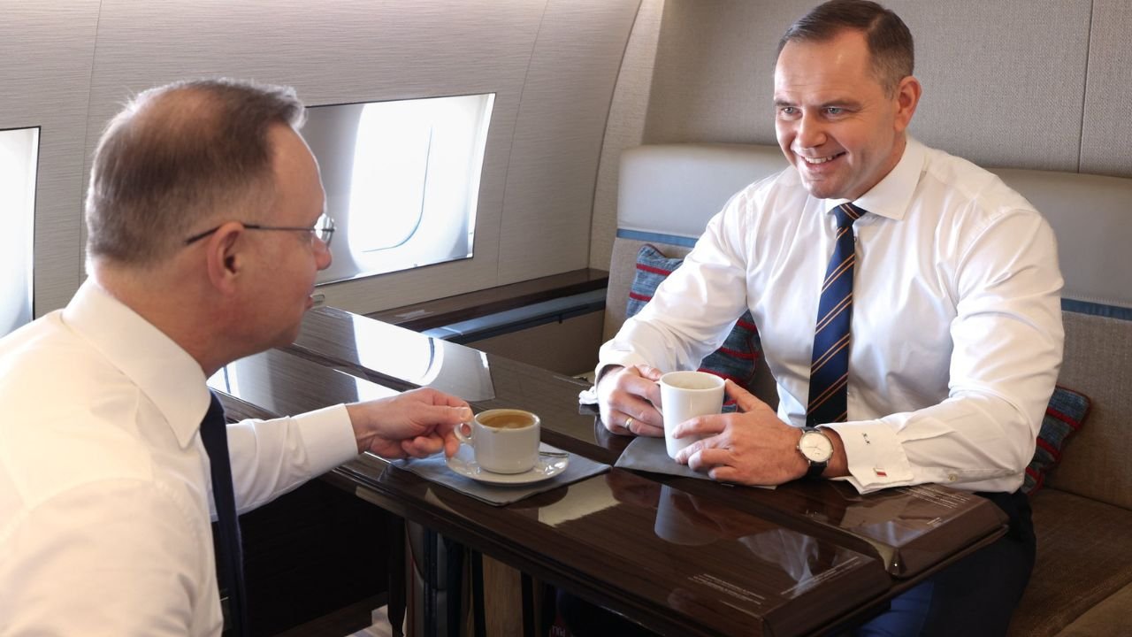 Tadek-Karolek i Andrzejek wybrali się we wspólną podróż. Internauci dopatrzyli się ciekawego szczegółu [memy]