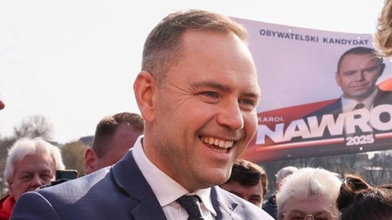 Wszechstronny Karol "śpiewa" na imprezie piosenkę "Mydełko Fa". Zabawne nagranie obiegło sieć [wideo]