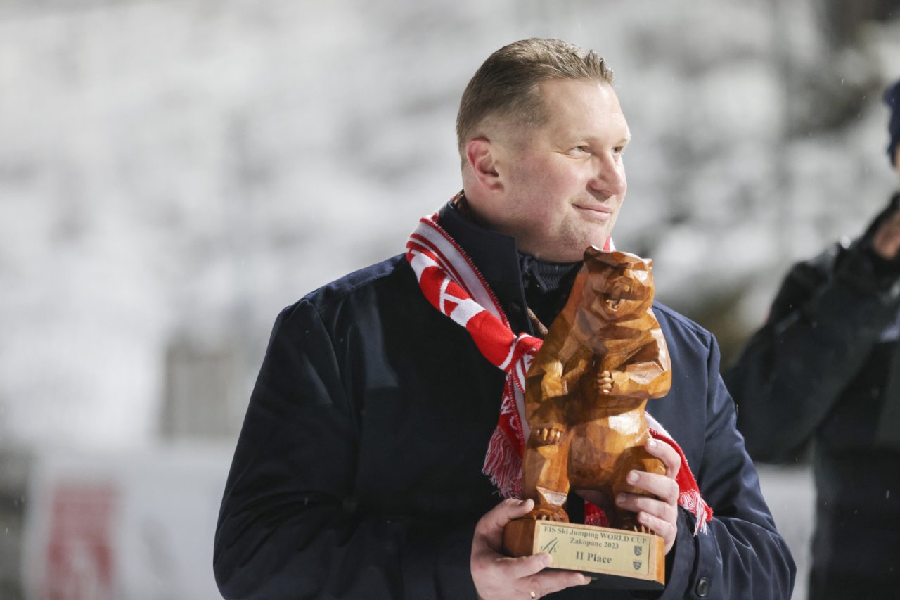 Przemysław Czarnek ze statuetką