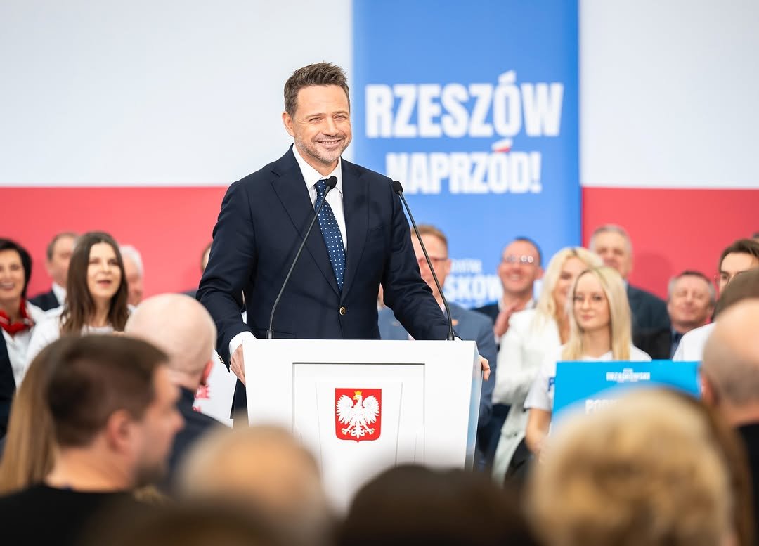 rafal-trzaskowski na mównicy