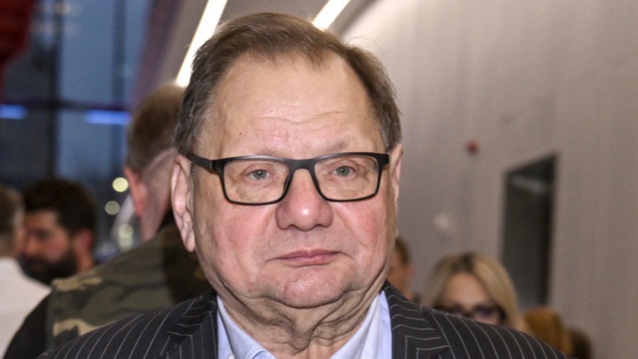 Ryszard Kalisz zamaskował odstający brzuszek. Ten prosty trik sprawił, że 68-latek wyglądał lekko jak piórko [porównujemy]