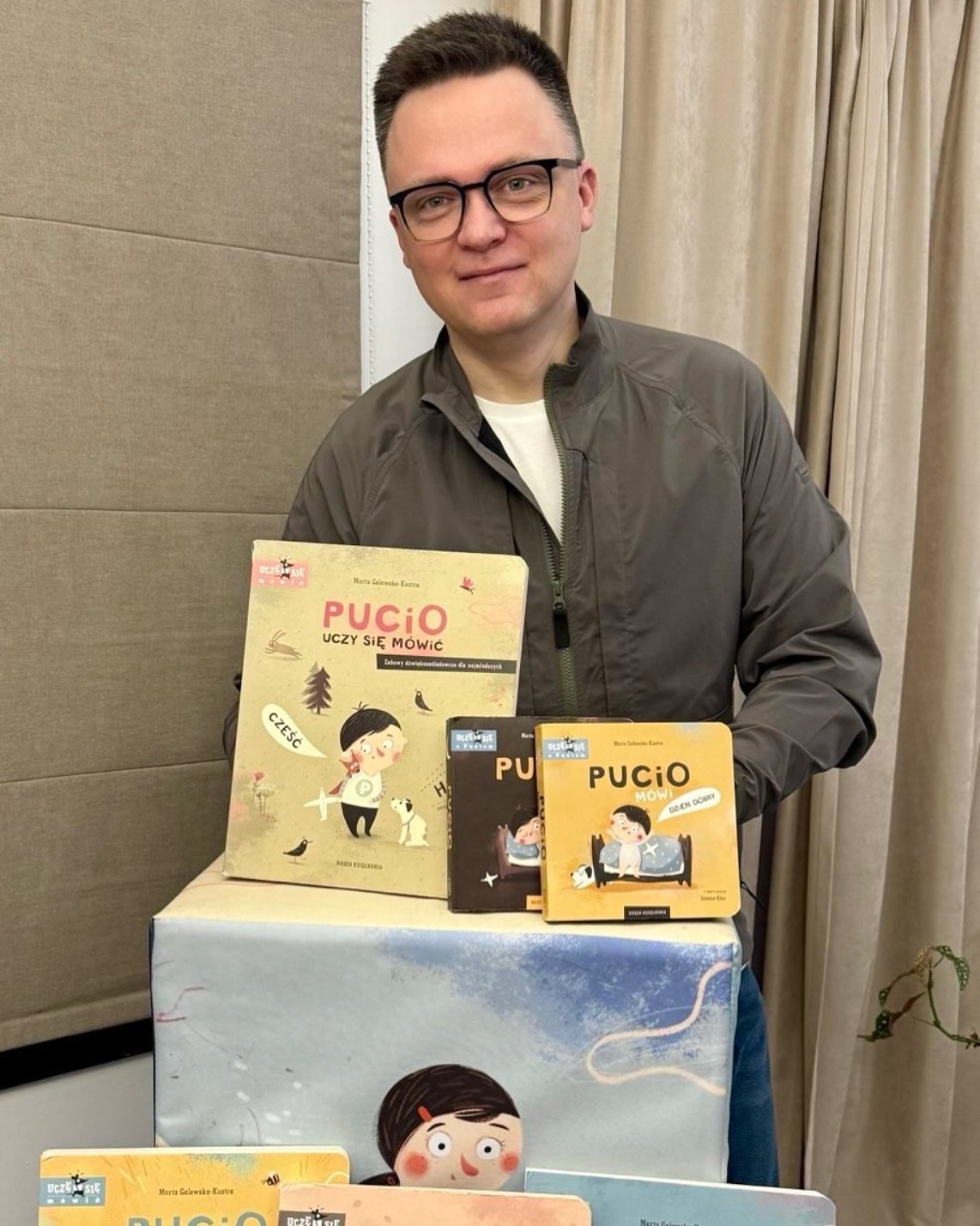 Szymon Hołownia w zielonej bluzie