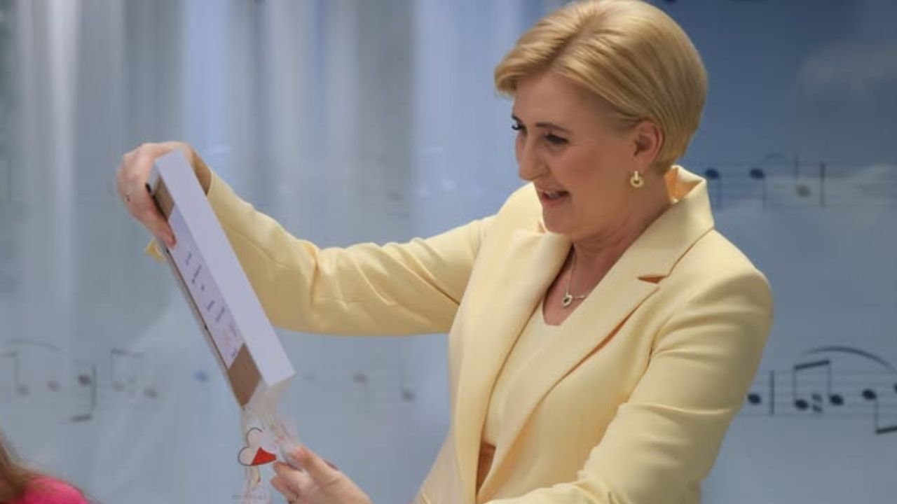 Agata wskoczyła w soczyście czerwoną kieckę i przyćmiła wszystkich zebranych. Jak promyczek słońca na tle czarnych chmur