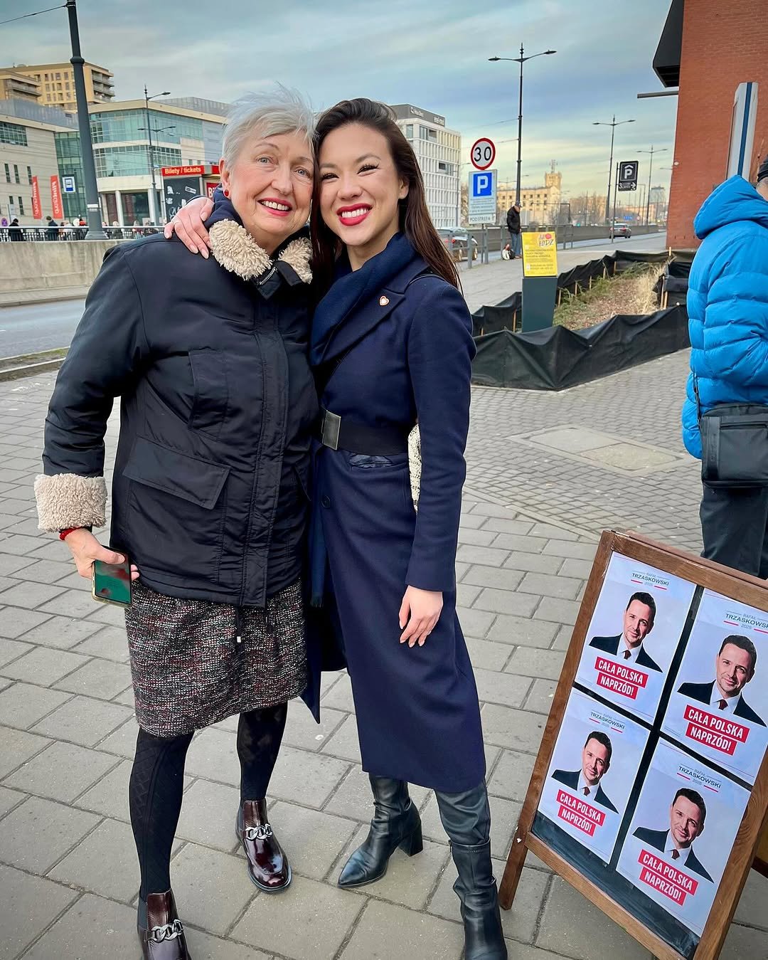 Aleksandra Wiśniewska-Uznańska w granatowym płaszczu