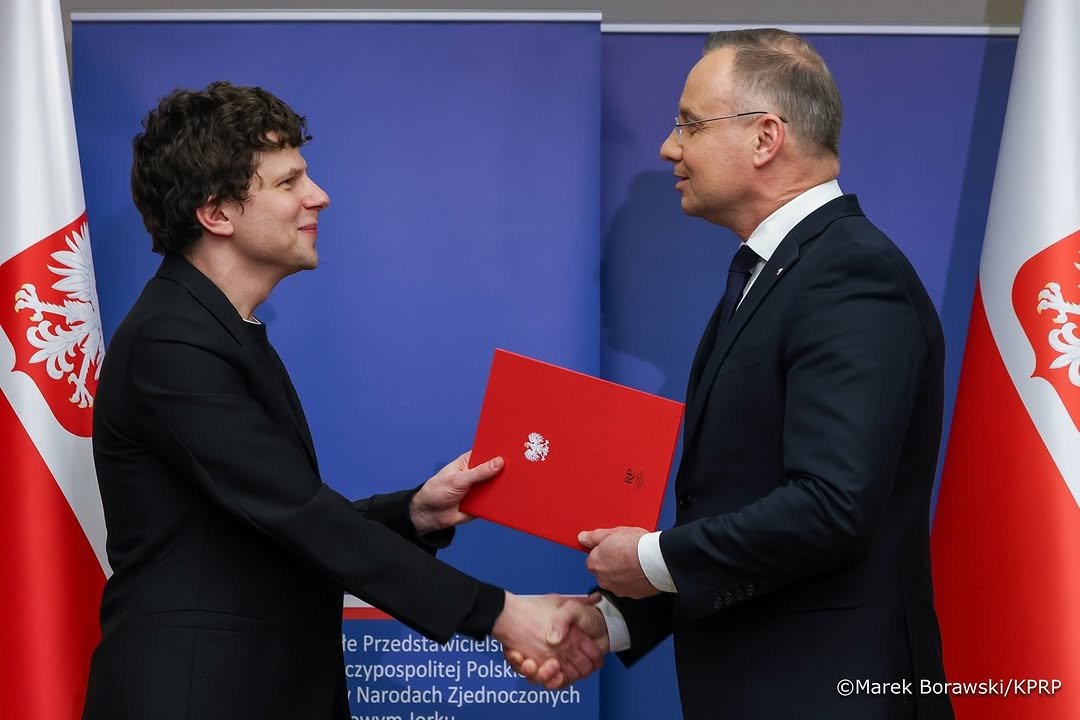 andrzej-duda stoi bokiem