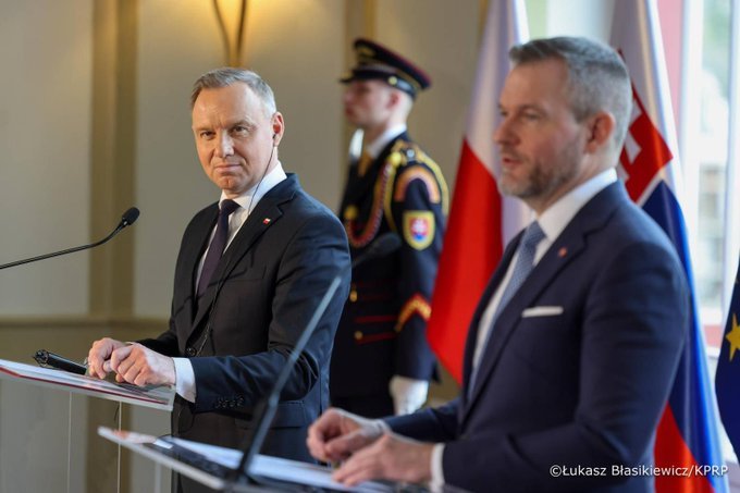 andrzej-duda patrzy bokiem na mężczyznę