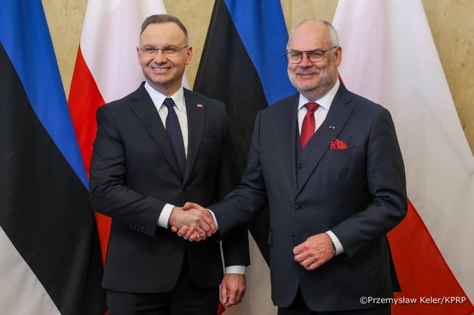 andrzej-duda ściska rękę drugiego mężczyzny