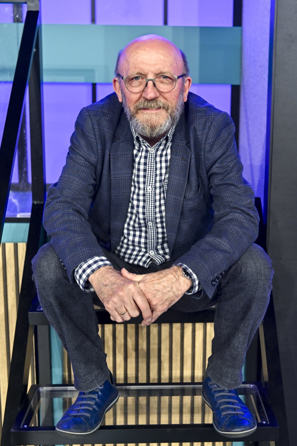 Artur Barciś w koszuli w kratkę i w marynarce