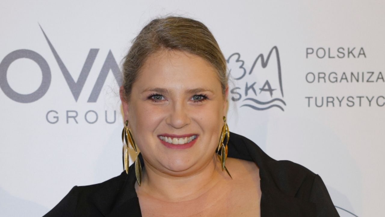 Elżbieta Romanowska w kusej, białej miniówce. Ona ma nogi jak do nieba i obłędne kształty