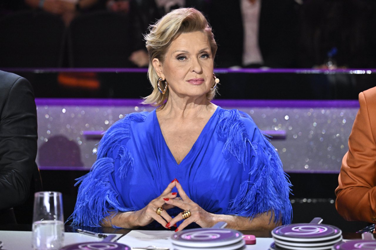 Ewa Kasprzyk w niebieskiej sukience.