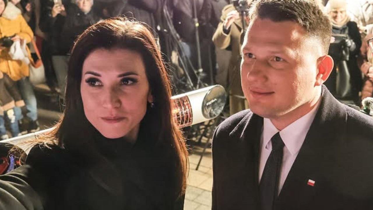 Piękna Ewa podkreśliła atuty sylwetki w modnym trenczu. Taki płaszczyk warto mieć w swojej garderobie