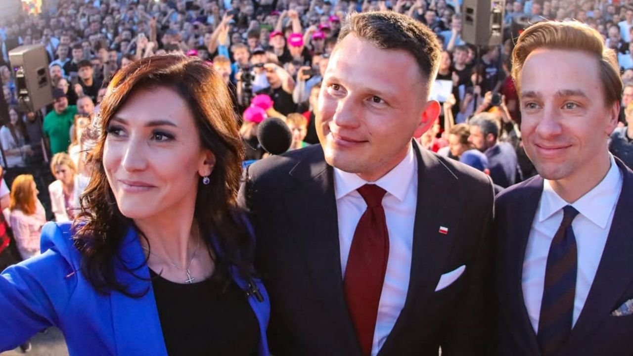 Piękna Ewa wskoczyła w niebieski komplecik i podkreśliła swoje wdzięki. Elegancko i z klasą
