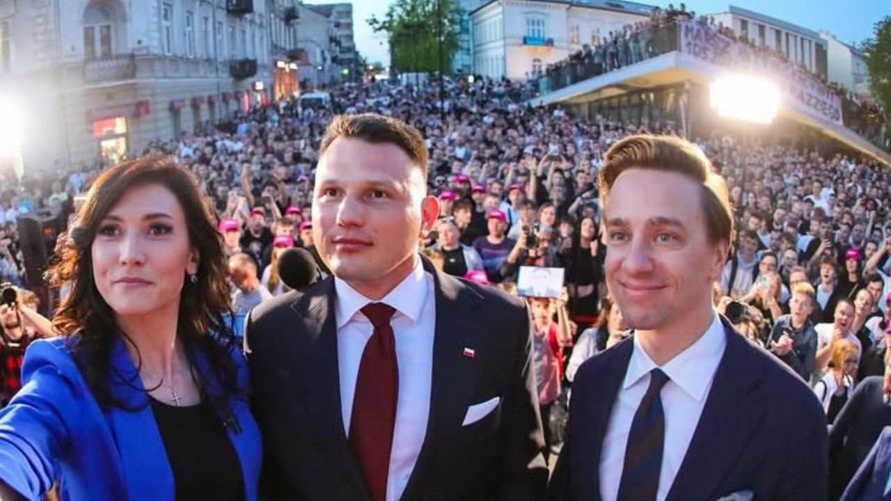 Piękna Ewa wysyła serduszka i szeroko się uśmiecha. W tej kreacji podkreśliła swoje wdzięki