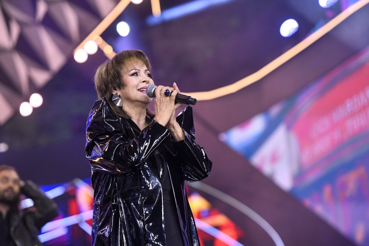 Izabela Trojanowska śpiewa.