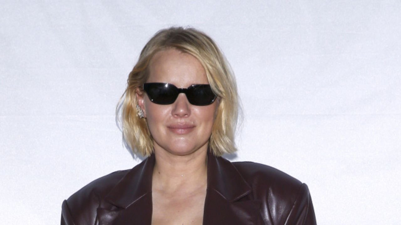 Joanna Kulig wbiła na ściankę w "piżamce". Frywolny fatałaszek to nie koniec jej modowego galimatiasu