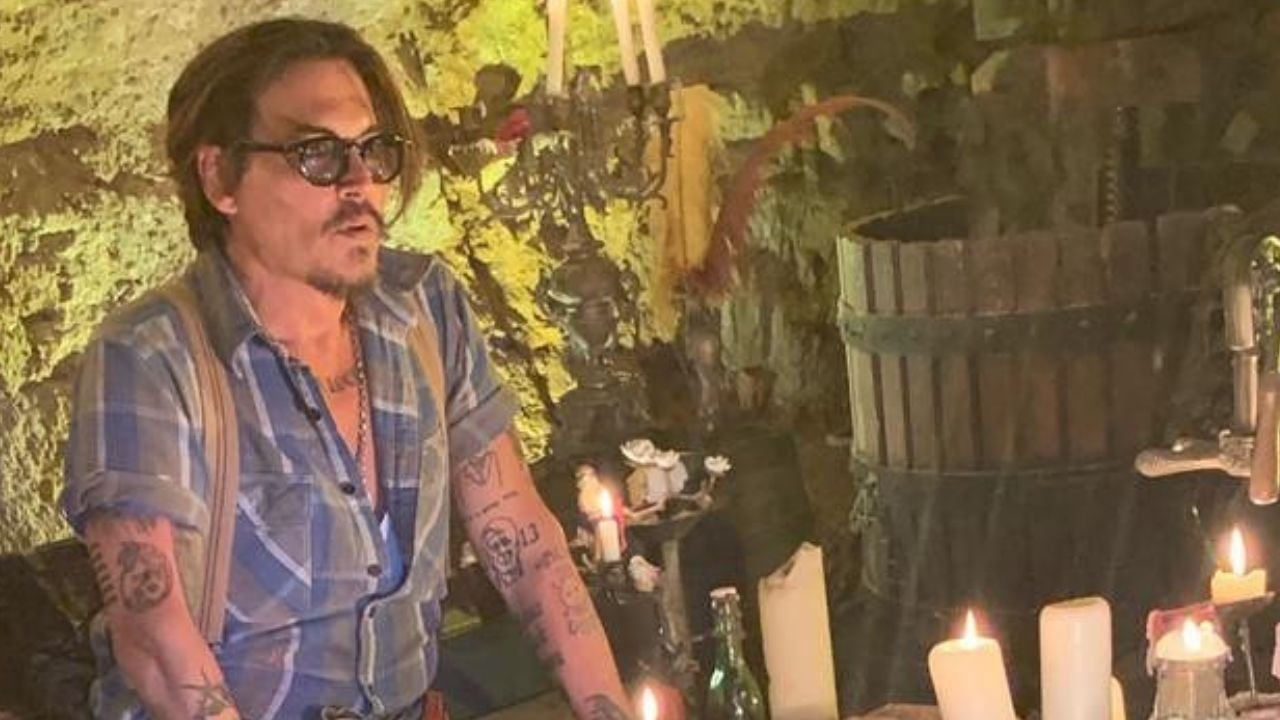 Johnny Depp w długich, siwych włosach kompletnie nie przypomina siebie. Ta przemiana przejdzie do historii