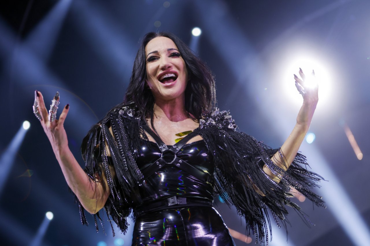 Justyna Steczkowska w czarnym ubraniu